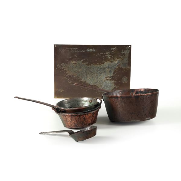 Insieme di pentole e altri utensili in rame. XIX-XX secolo