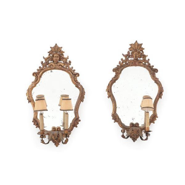 Coppia di ventoline in legno intagliato e dorato. Una antica e una in stile