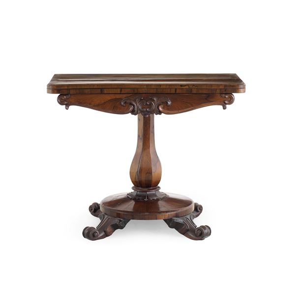 Tavolino apribile in legno intagliato. XIX secolo