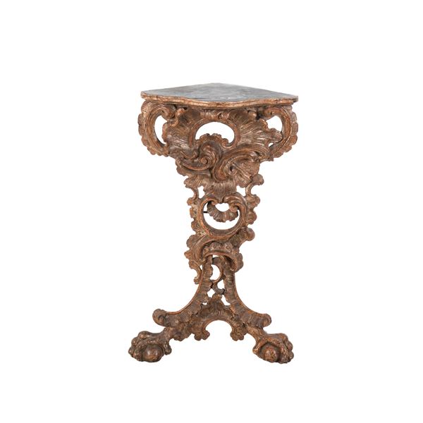 Trespolo angolare in legno intagliato e dorato. XVIII-XIX secolo