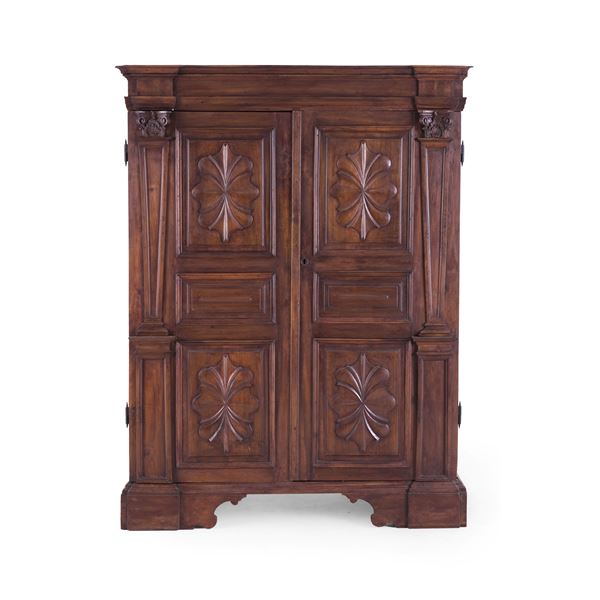 Armadio in legno intagliato. XVIII secolo