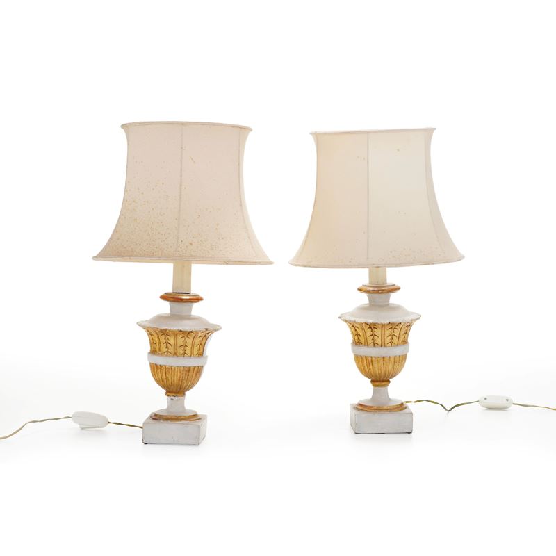 Coppia di abat-jour con base a foggia di portapalme in legno intagliato, dipinto e dorato  - Asta Antiquariato - Cambi Casa d'Aste