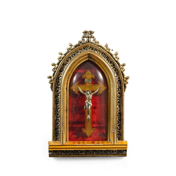 Crocifisso in metallo argentato entro teca neogotica. XX secolo