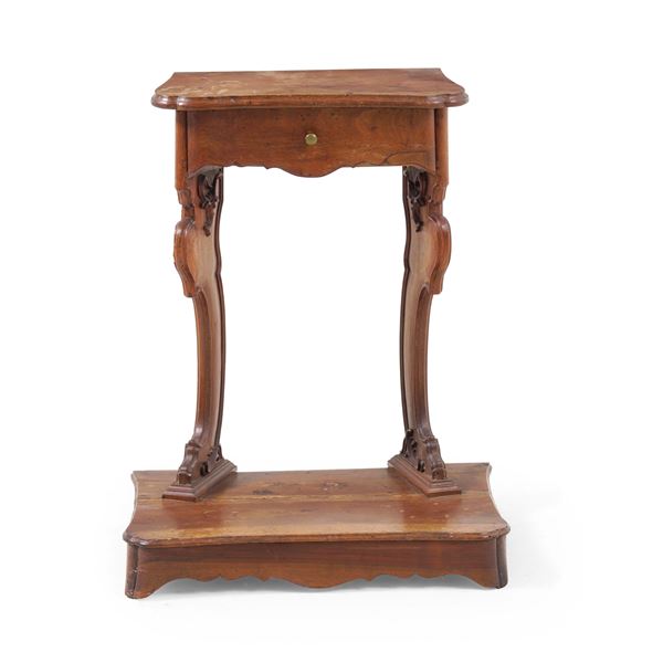 Inginocchiatoio in legno intagliato. XVIII secolo