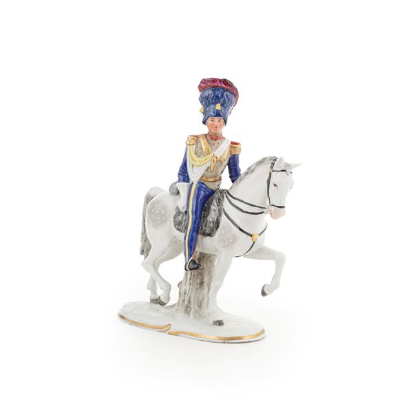 Figurina di soldato a cavallo.<BR>Germania, Turingia, Manifattura di Sitzendorf, XX secolo.