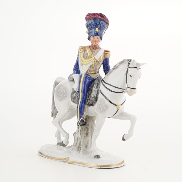 Figurina di soldato a cavallo. Germania, Turingia, Manifattura di Sitzendorf, XX secolo.