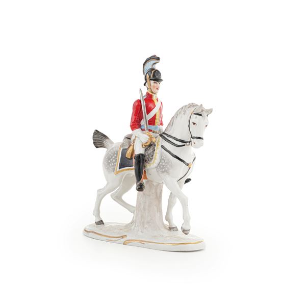 Figurina di soldato a cavallo.<BR>Germania, Turingia, Manifattura di Sitzendorf, XX secolo.