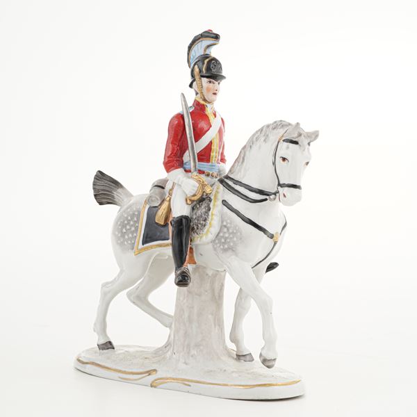 Figurina di soldato a cavallo. Germania, Turingia, Manifattura di Sitzendorf, XX secolo.
