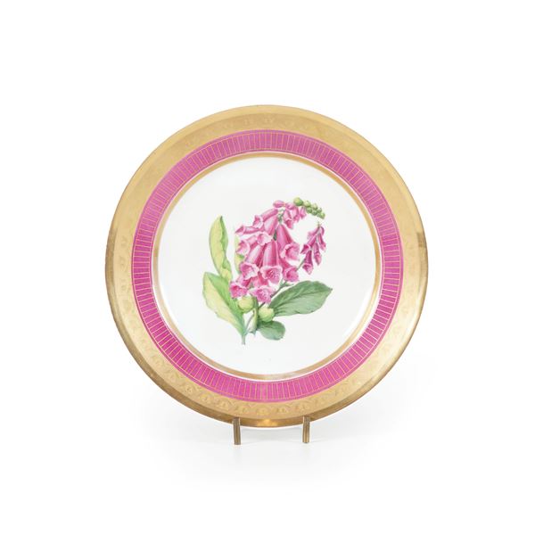 Piatto in porcellana con fiori e bordo dorato. Scælcher à Paris, XX secolo