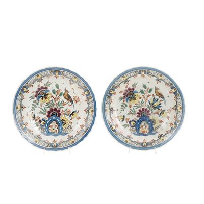 Coppia di Piatti in Porcellana con Fiori e Uccelli