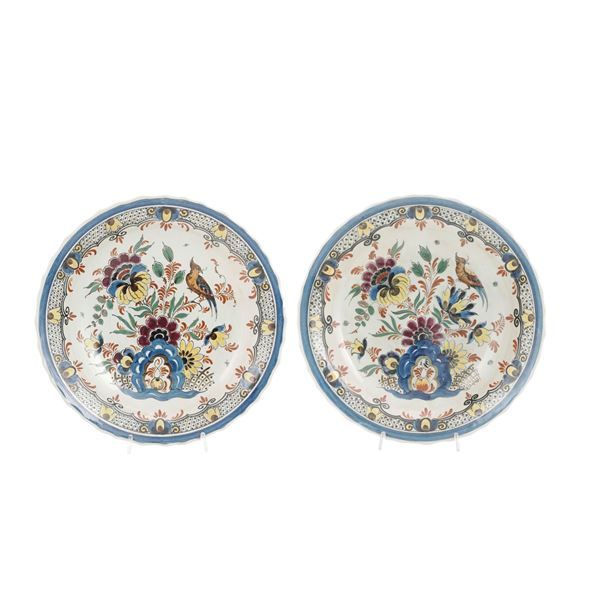 Coppia di piatti in porcellana con fiori e uccelli