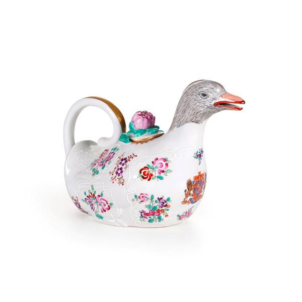 Versatoio a forma di papera.<BR>Parigi, Manifattura Porcelaine de Paris, XX secolo.