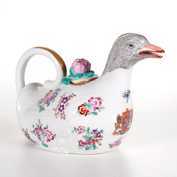 Versatoio a forma di papera. Parigi, Manifattura Porcelaine de Paris, XX secolo.