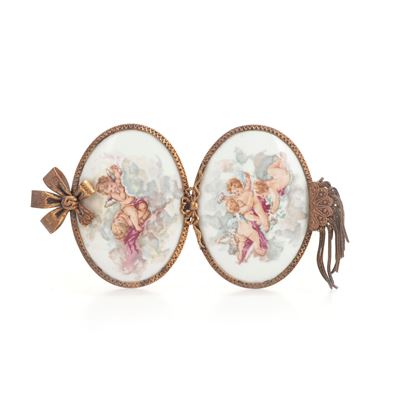 Pendente in Metallo Dorato con Coppia di Miniature in Porcellana di Limoges Raffiguranti Cherubin...