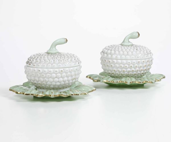 Coppia di contenitori a forma di zucca con sottopiatto. Probabilmente Francia, XIX secolo.