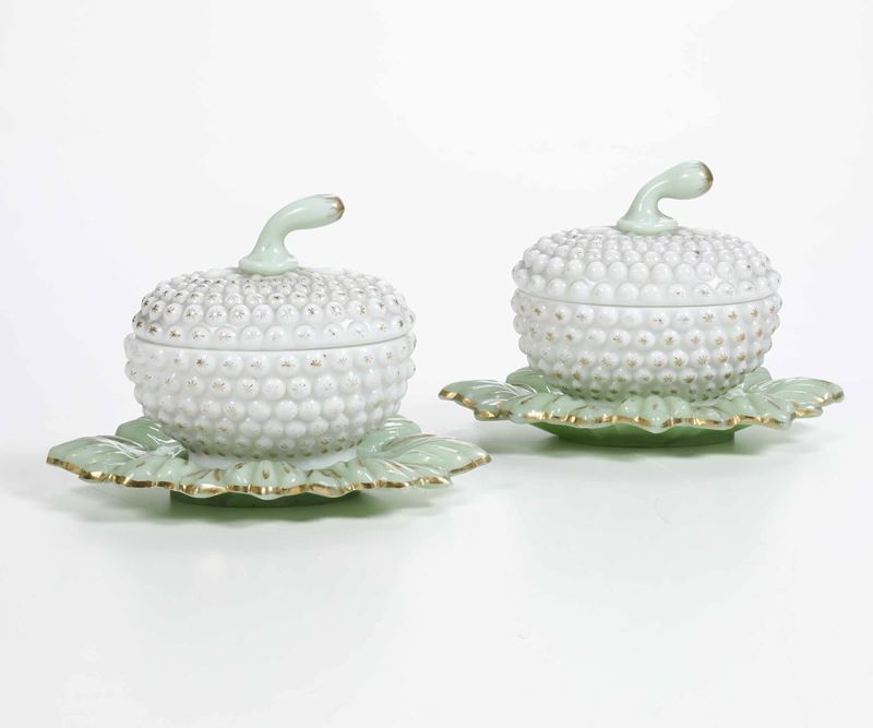 Coppia di contenitori a forma di zucca con sottopiatto. Probabilmente Francia, XIX secolo.  - Auction Ceramics - Cambi Casa d'Aste