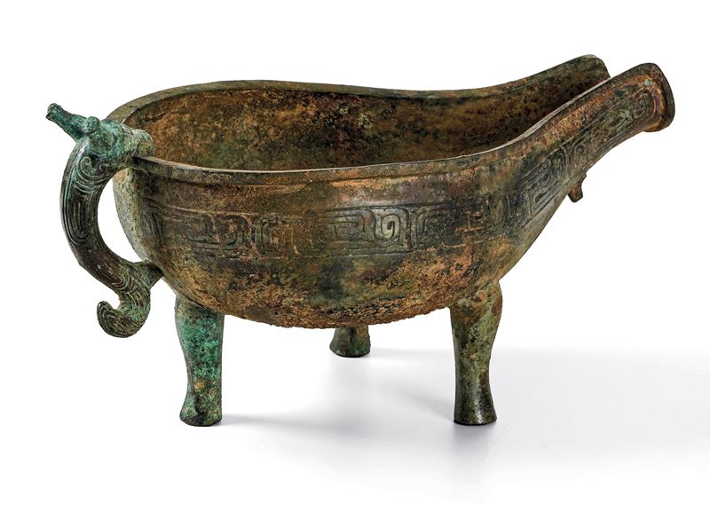 Versatoio in bronzo con ansa a forma di animale fantastico e decori geometrici, Cina, probabilmente Dinastia Ming (1368 - 1644)  - Auction Six Centuries of Arts and Furnitures - III - Cambi Casa d'Aste