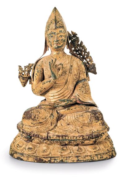 Figura di Tsongkhapa Seduto su Doppio Fiore di Loto in Bronzo Dorato e Tracce di Policromia, Tibe...