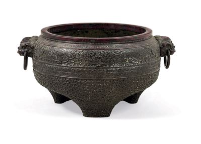 Grande Incensiere in Bronzo con Motivi Geometrici a Rilievo e con Anse a Mascheroni Raffiguranti ...