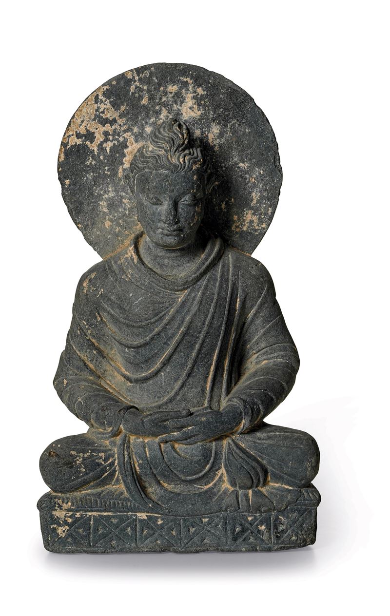 Figura di Buddha Amitayus scolpita in pietra, Gandhara, II secolo  - Auction Six Centuries of Arts and Furnitures - III - Cambi Casa d'Aste