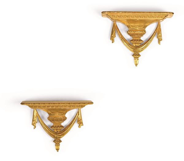Coppia di mensole in legno intagliato e dorato. XIX secolo