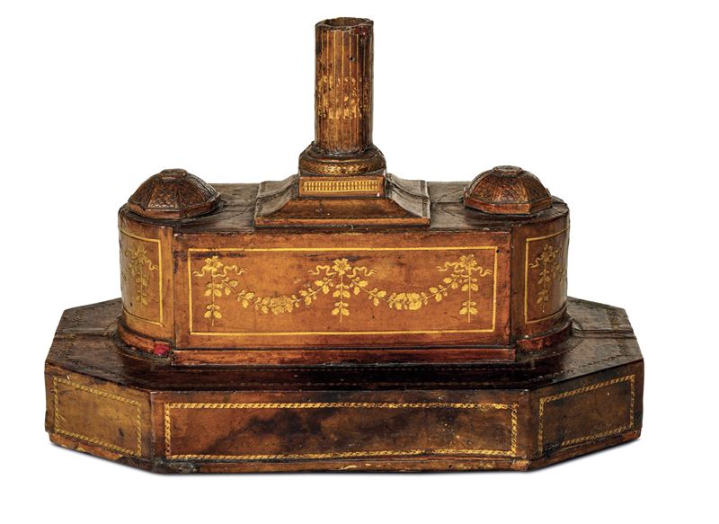 Calamaio in legno rivestito in cuoio impresso decorato a festoni e profilato in oro. XIX secolo  - Asta Sei Secoli di Arti e Arredi - III - Cambi Casa d'Aste