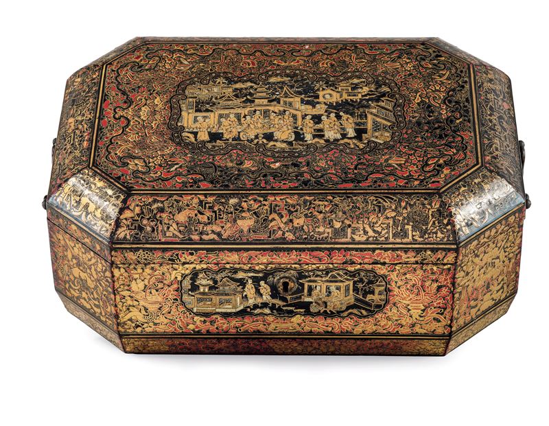Scatola in legno laccato raffigurante scena di vita comune e decori naturalistici sui toni dell'oro e rosso, Cina, inizio XIX secolo  - Asta Sei Secoli di Arti e Arredi - III - Cambi Casa d'Aste