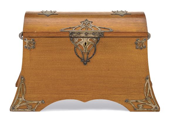 Baule in legno con applicazioni Art Nouveau in ottone. XX secolo