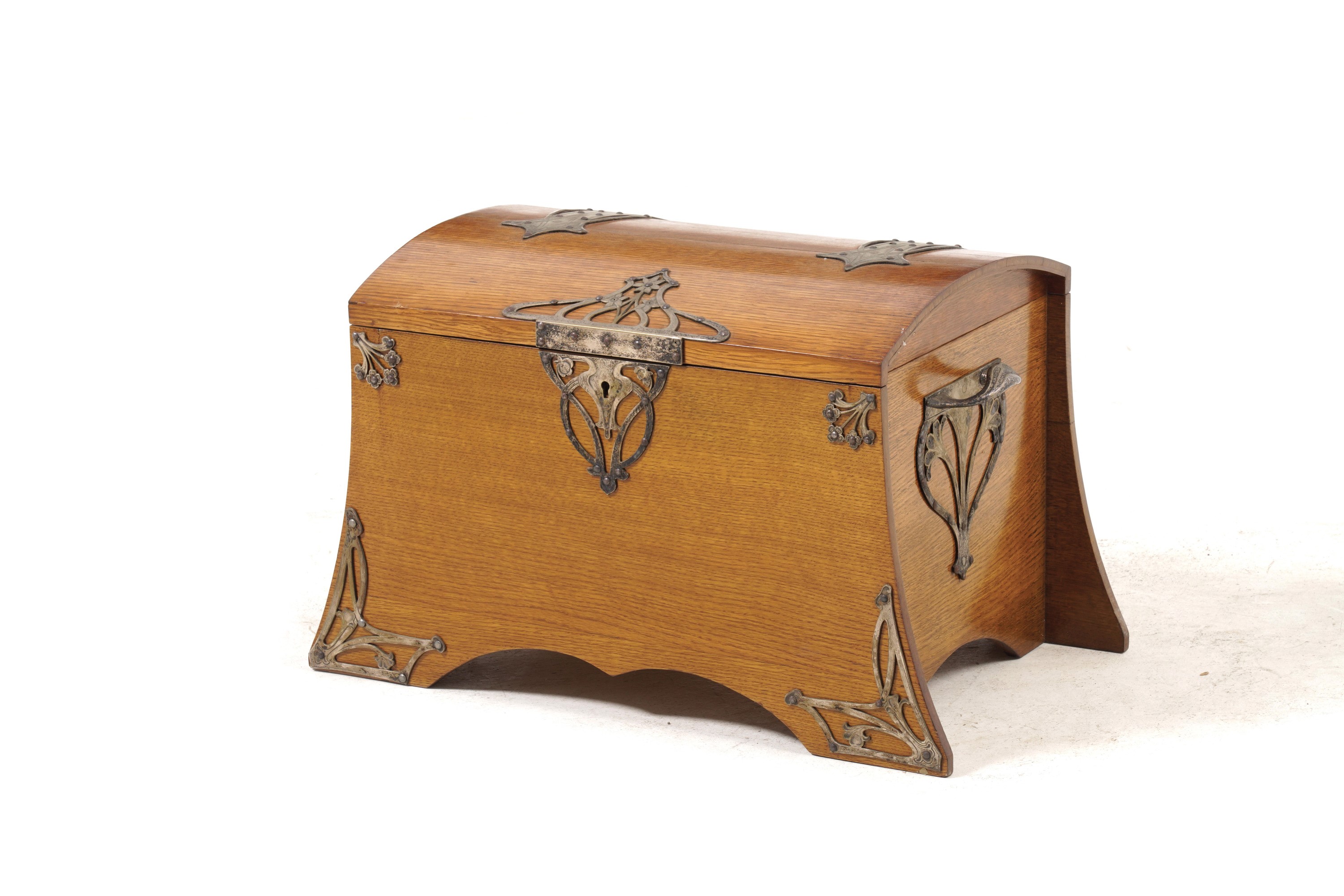Baule in Legno con Applicazioni Art Nouveau in Ottone. XX Secolo