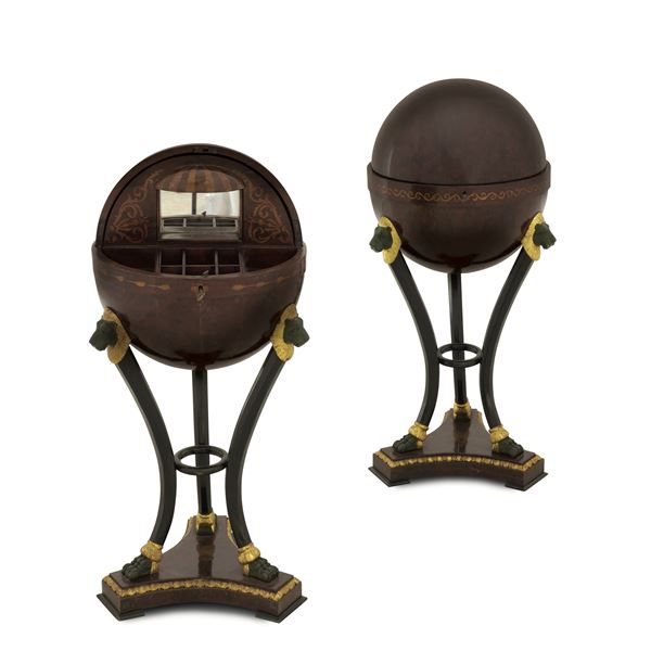 Coppia di tavoli da lavoro a foggia di globo a tripode. XIX-XX secolo