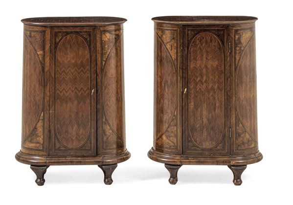 Coppia di credenze lastronate e filettate. XIX secolo