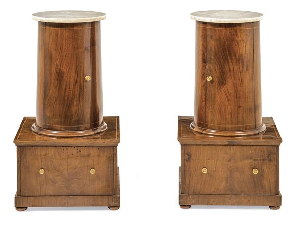 Coppia di comodini a colonna lastronati in mogano e filettati. XIX secolo