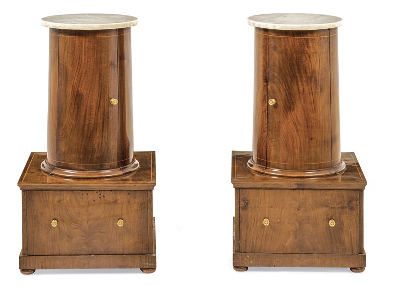 Coppia di comodini a colonna lastronati in mogano e filettati. XIX secolo  - Asta Sei Secoli di Arti e Arredi - III - Cambi Casa d'Aste