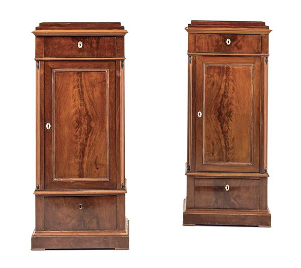 Coppia di comodini in mogano. XIX secolo