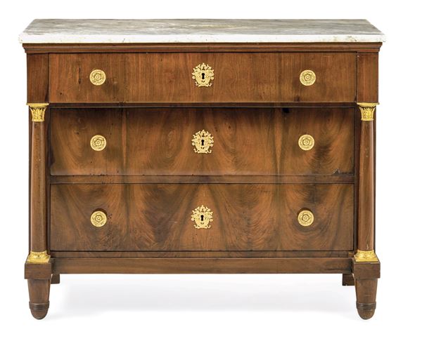 Cassettone Impero lastronato in mogano. XIX secolo