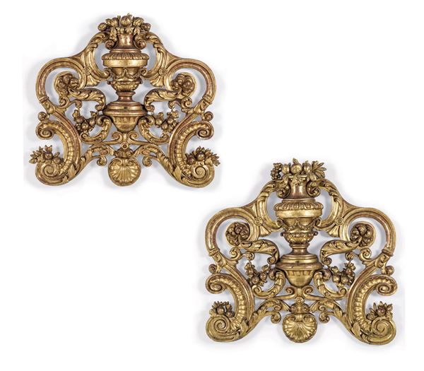 Coppia di grandi elementi decorativi in legno intagliato e dorato, XIX secolo
