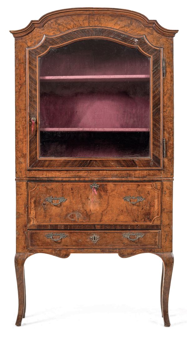 Vetrina lastronata in radica. XVIII-XIX secolo