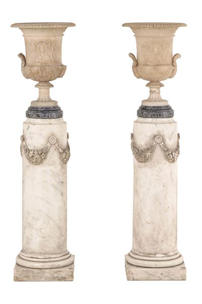 Coppia di Vasi a Cratere in Alabastro su Colonne in Marmo. Italia, XIX Secolo
