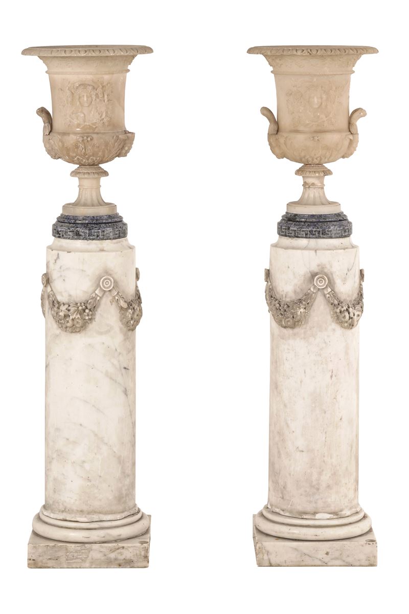 Coppia di vasi a cratere in alabastro su colonne in  marmo. Italia, XIX secolo  - Auction Six Centuries of Arts and Furnitures - III - Cambi Casa d'Aste
