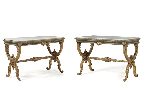 Coppia di tavoli da centro in legno laccato e dorato. XX secolo