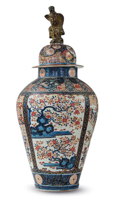 Grande Potiche con Coperchio in Porcellana Imari Arita a Smalti Policromi con Scene Naturalistich...