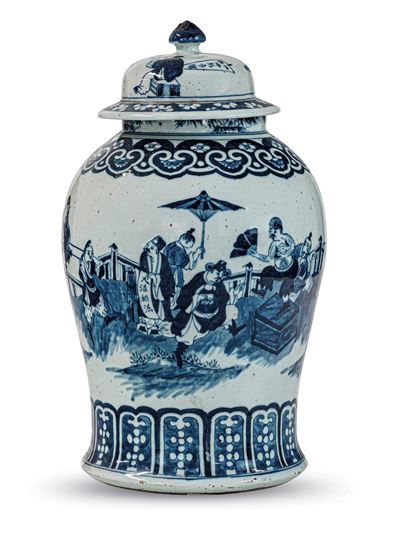 Potiche in Porcellana Bianca e Blu Raffigurante Scena di Corte, Cina, XIX Secolo