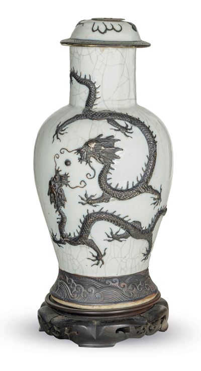 Vaso in Porcellana Guan-type con Decori a Rilievo Raffigurante Draghi e Airone, Cina, XIX Secolo