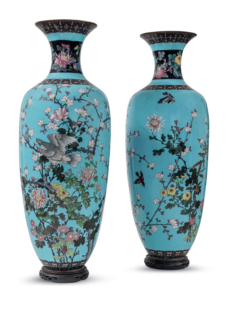 Coppia di vasi a smalti cloisonné con decori floreali e uccelli a fondo azzurro, Giappone, periodo Meiji (1868-1912)  - Asta Sei Secoli di Arti e Arredi - III - Cambi Casa d'Aste