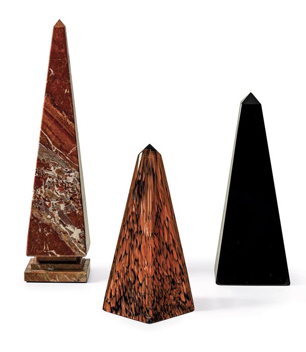 Insieme di tre obelischi in pietra dura e marmo. XX secolo