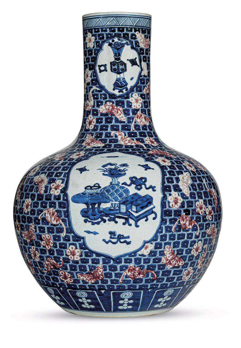 Vaso in porcellana a smalti policromi con scene entro riserve , Cina, Dinastia Qing, epoca Guangxu (1875-1908)  - Auction Six Centuries of Arts and Furnitures - III - Cambi Casa d'Aste