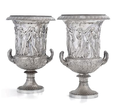 Coppia di Vasi a Cratere di Gusto Classico in Metallo Argentato Decorato con Figure di Baccanti. ...