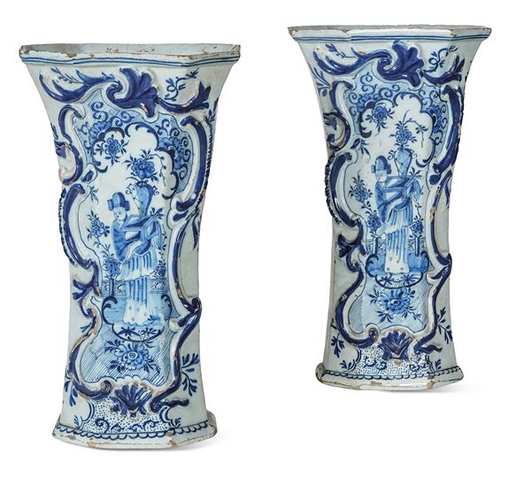 Coppia di vasi a tromba Olanda, Delft, XIX secolo 