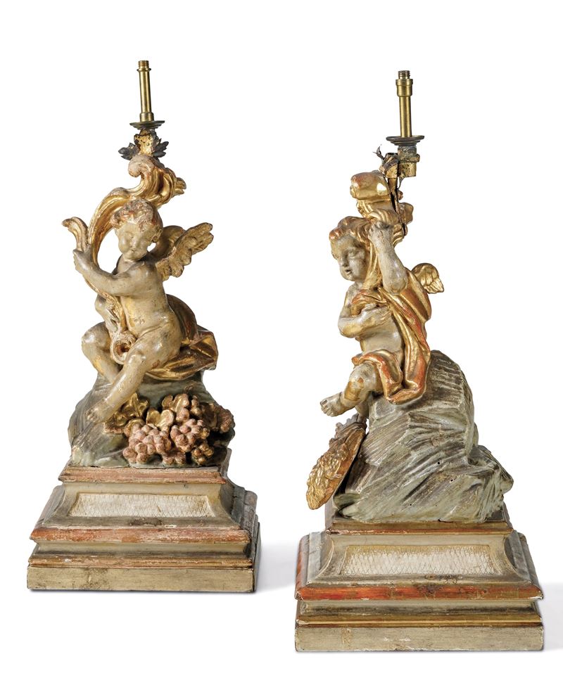 Coppia di cherubini reggitorcia in legno laccato e dorato. Scultore italiano del XVII-XVIII secolo  - Asta Sei Secoli di Arti e Arredi - III - Cambi Casa d'Aste