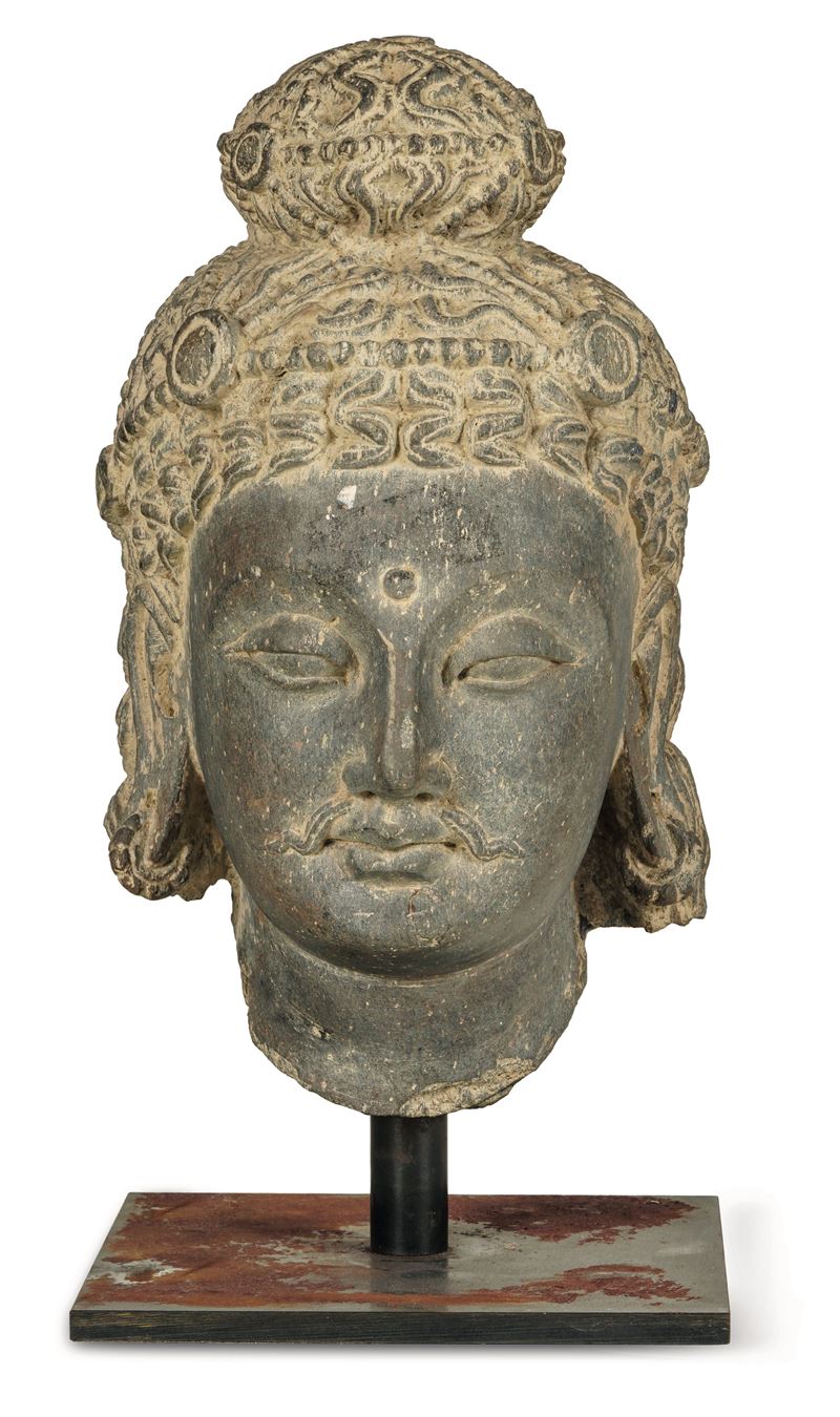 Testa di divinità scolpita in pietra, Gandhara, II secolo  - Asta Sei Secoli di Arti e Arredi - III - Cambi Casa d'Aste